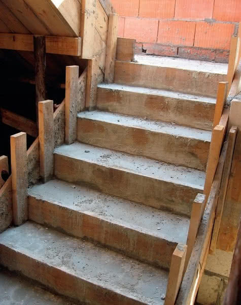 Schody żelbetowe wylane w deskowaniu Schody żelbetowe wylane w deskowaniu